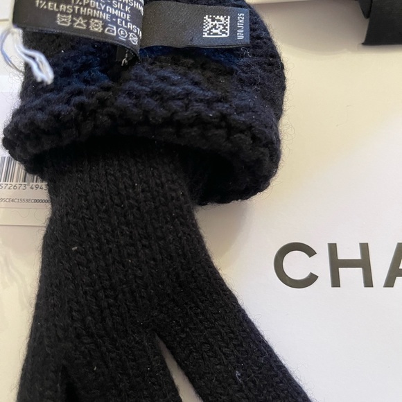 AUTHENTIC CHANEL BLACK/ LT BEIGE-BEANIE HAT AND GLOVES SET CC LOGO NEW WITH TAGS - Picture 7 of 8